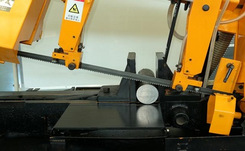 六枝特数控带锯床自动送料精度会出现偏差吗？