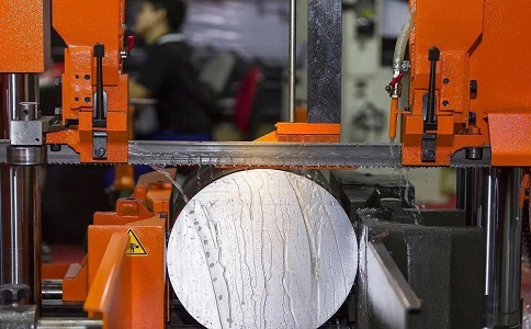 六枝特立式金属带锯床切削出现跑带故障解决方法！